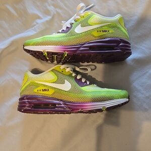 WOMEN'S SIZE 8 NIKE AIR MAX